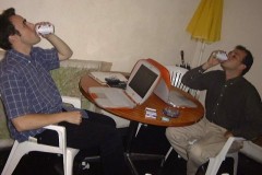 Les commerciaux se requinquent. Notez les superbes Macbooks "clamshell". Le mien était évidemment orange!